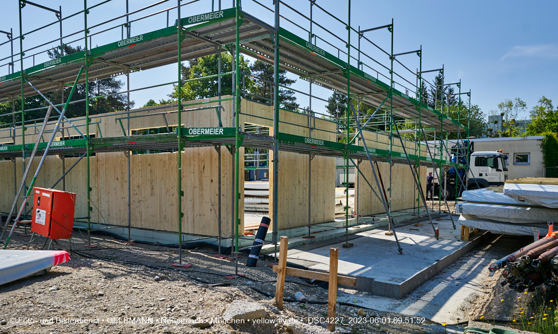 01.06.2023 - Neue Holzwände für das Haus für Kinder in Neuperlach in München